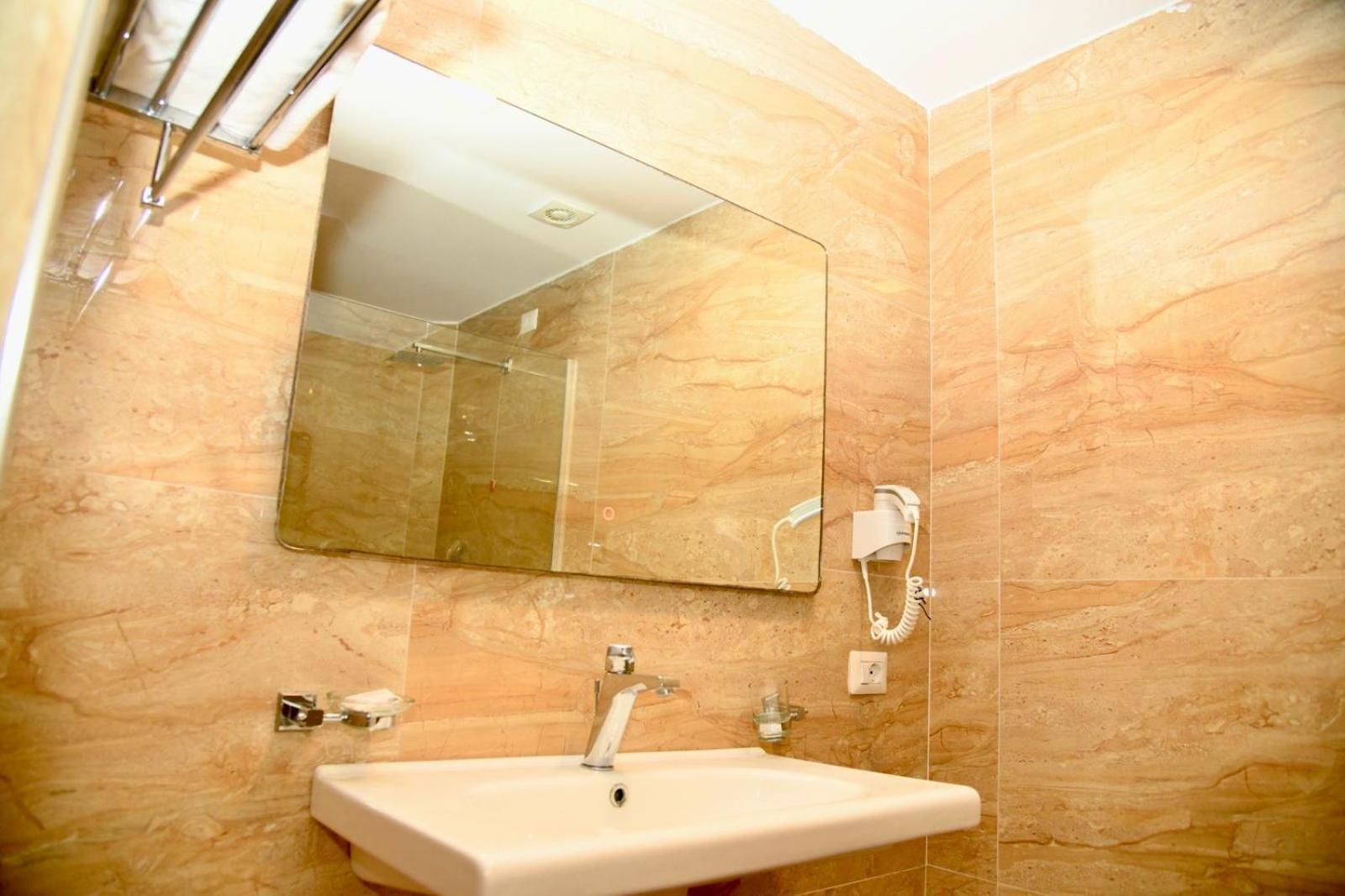 Amber Hotel Albania Spille Εξωτερικό φωτογραφία